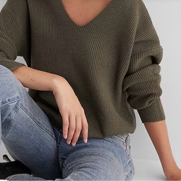NWOT Express Relaxed Fit Ribbed V-Neck Sweater - Picture 1 of 8